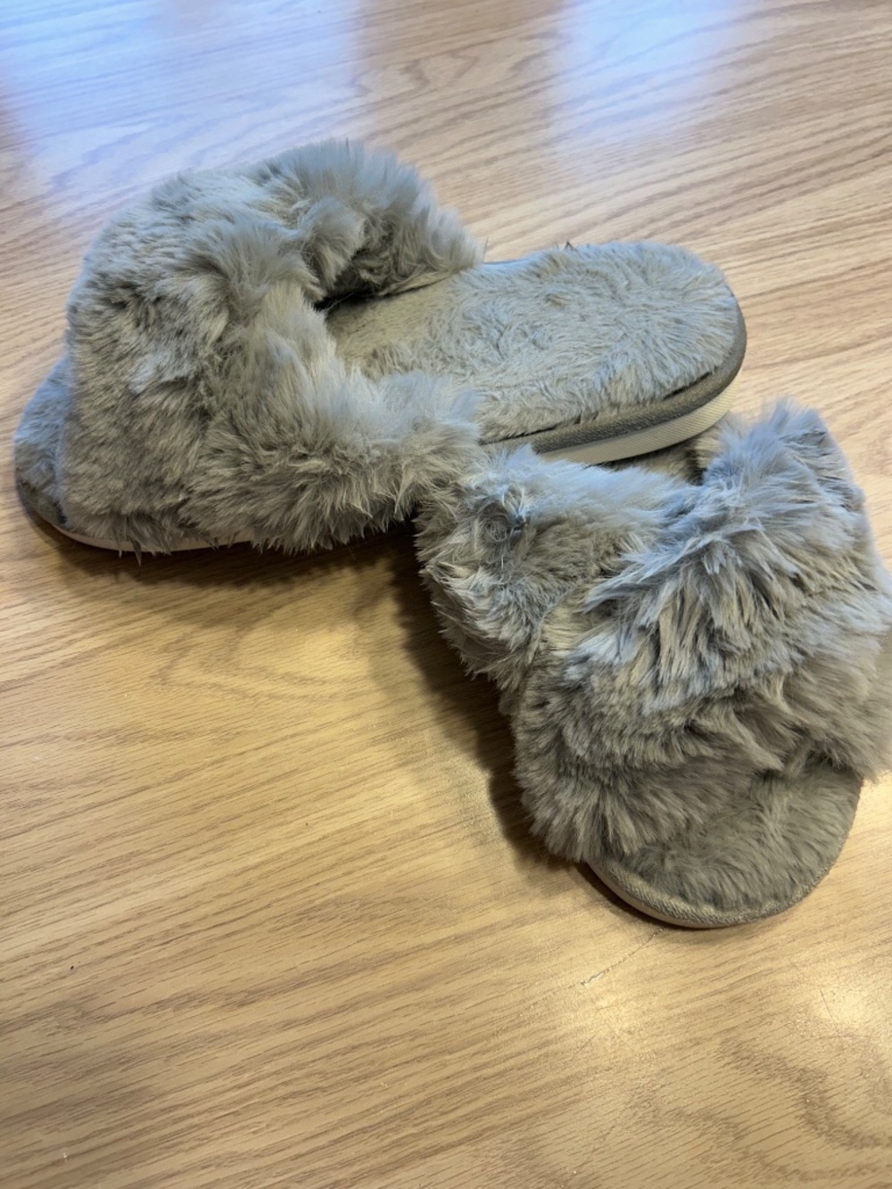 Fuzzy slippers - Picture 2 of 4
